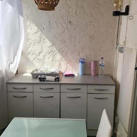 Charment Petit T2 En Duplex Piscine *